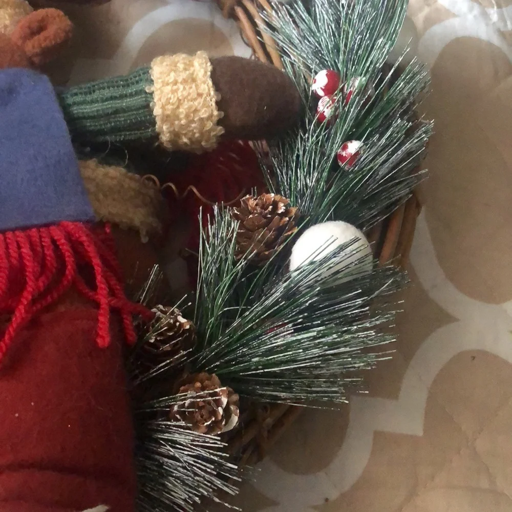 Vintage Christmas Moose 14 “Wreath. Very sturdy & well made. Gently used.